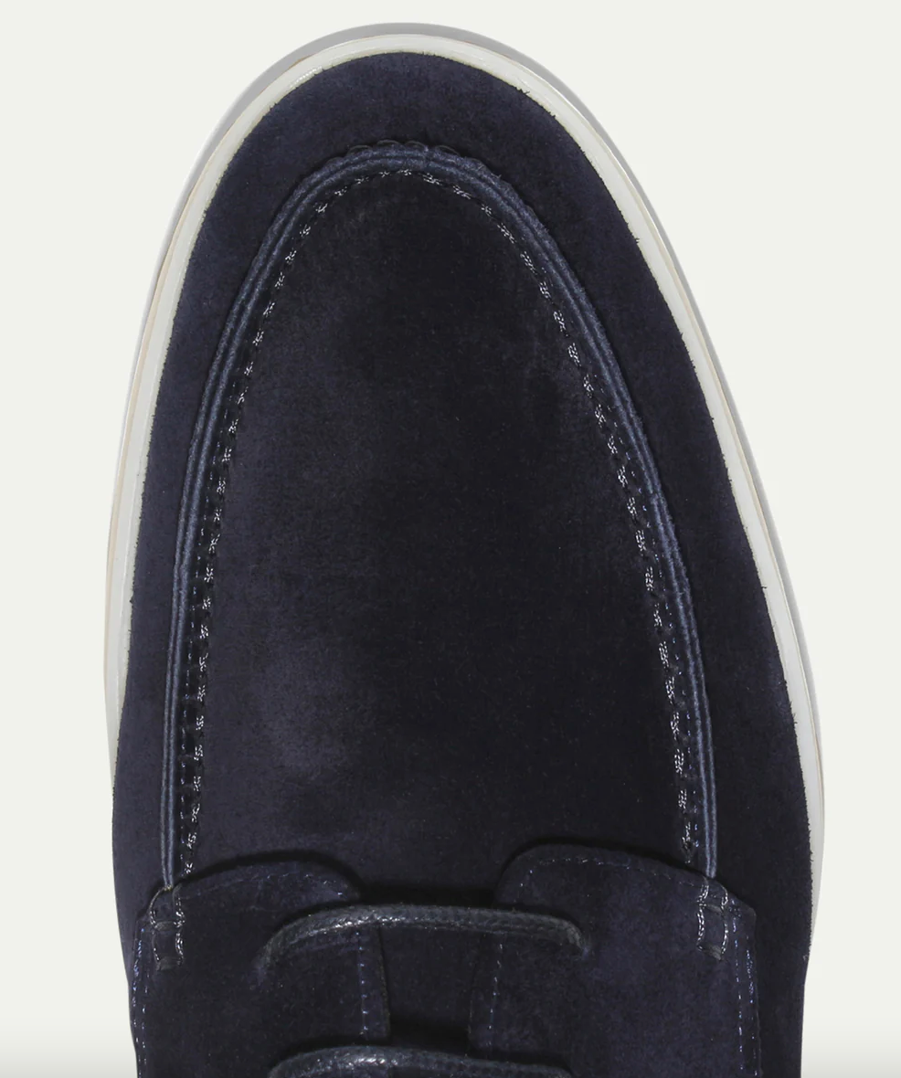 Zapatos blucher de ante para hombre, ideales para look casual o formal ligero con suela ligera.