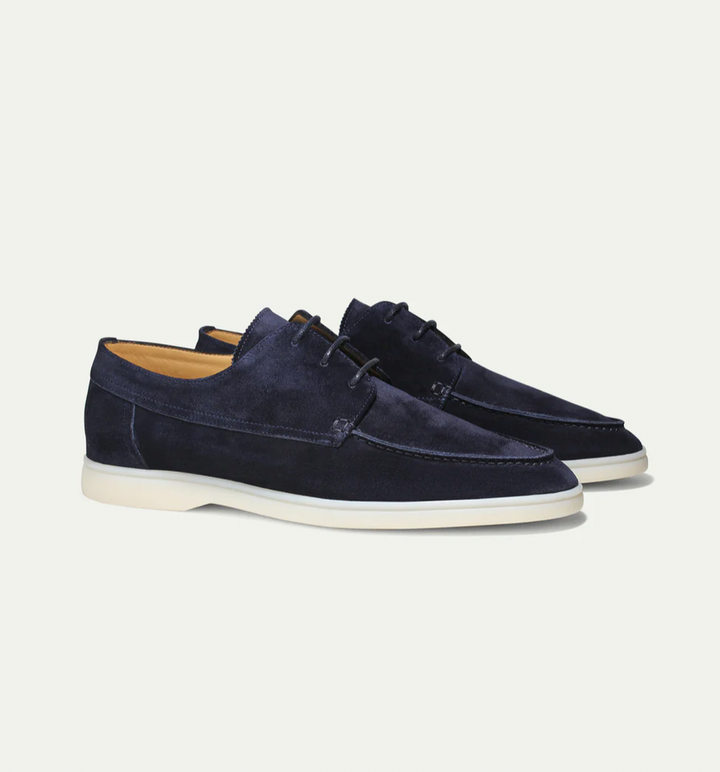 Primer plano del suave ante de los bluchers para hombre, mostrando la textura de alta calidad.