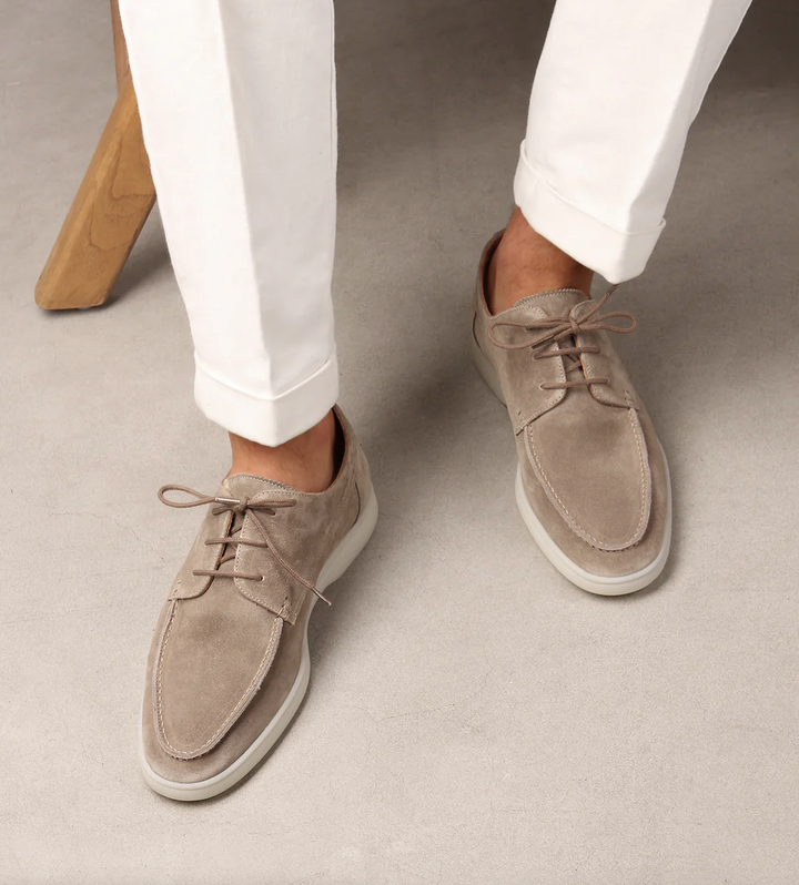 Hombre luciendo bluchers de ante marrones, combinando con pantalón chino para un estilo casual.
