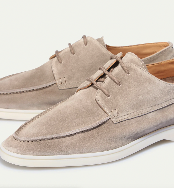 Zapatos blucher de ante gris para hombre, versátiles para outfits elegantes o de ocio urbano.