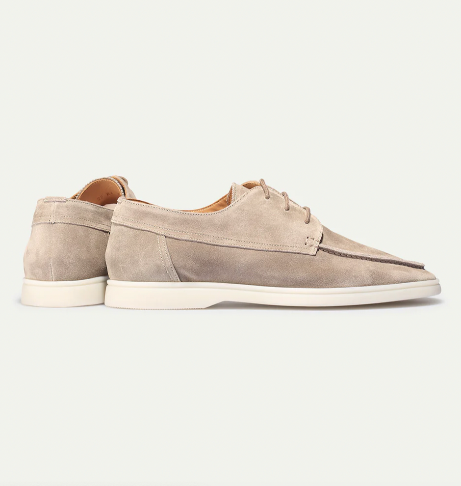 Detalle de los cordones y costuras de los bluchers de ante hombre, calidad en calzado casual.
