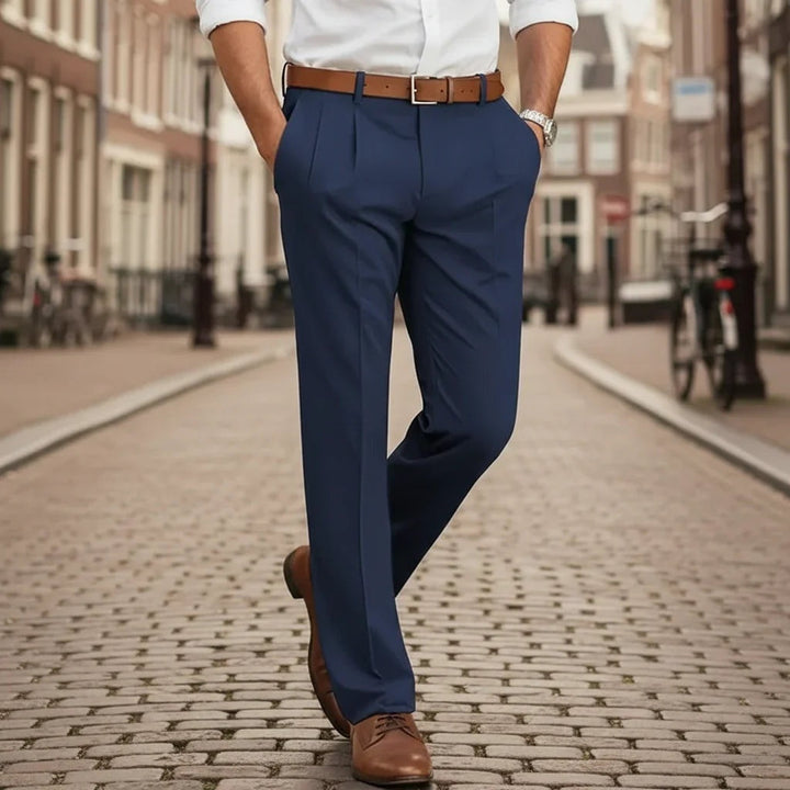 Pantalón de vestir slim fit de hombre con pinzas, estilo elegante. Ideal para oficina y moda masculina actual.