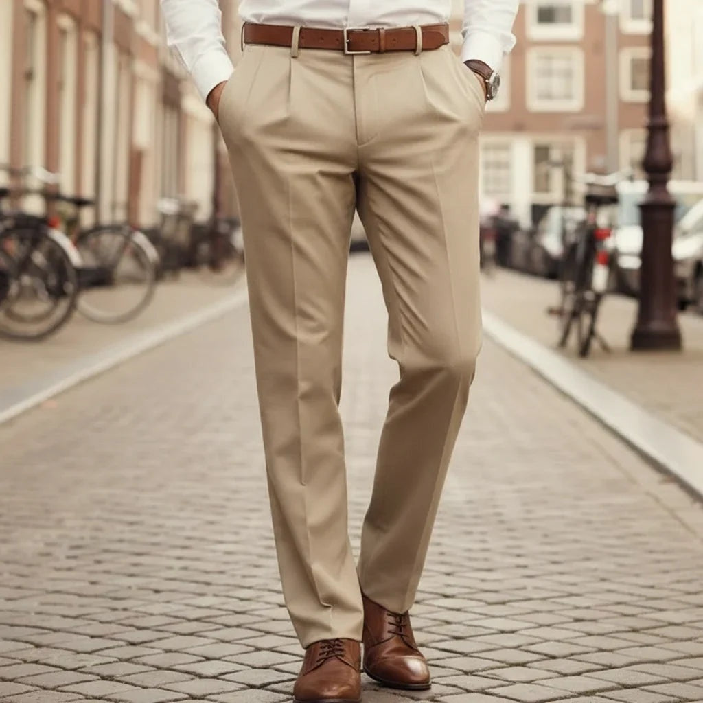 Pantalón de hombre slim fit con pinzas, un clásico elegante para vestir. Ideal para oficina y moda masculina.