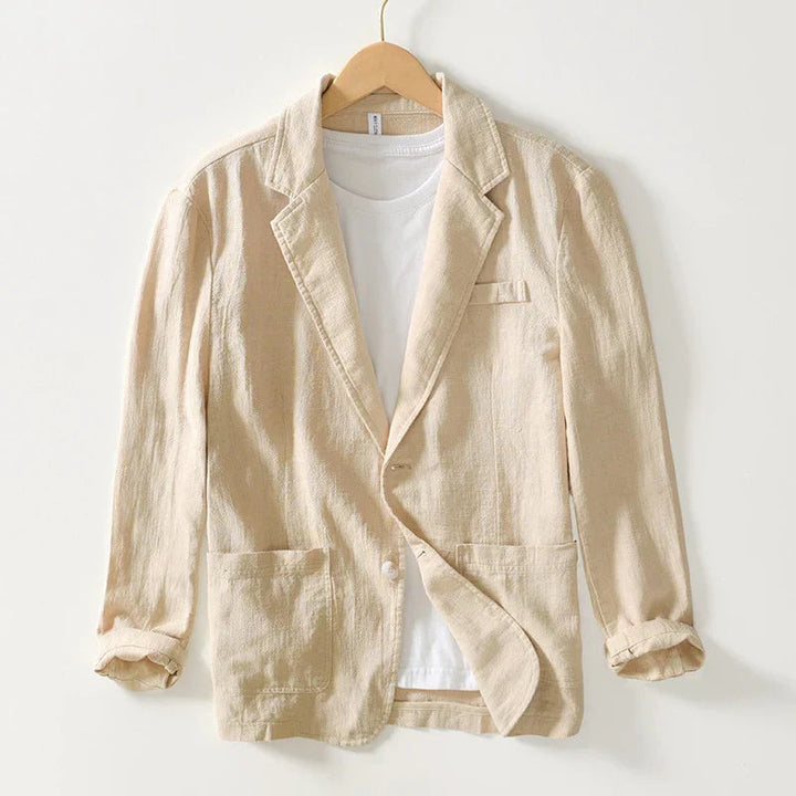 Detalle de la solapa notch de un blazer casual elegante para hombre. Chaqueta versátil.