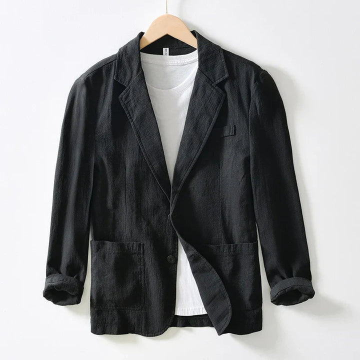 Hombre vistiendo blazer casual con solapa notch, estilo elegante para primavera/verano.
