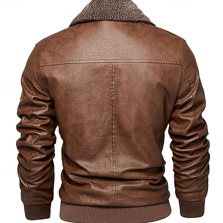 Cazadora bomber hombre de polipiel negra, con cuello de borrego sintético sherpa. Moda urbana y cálida.