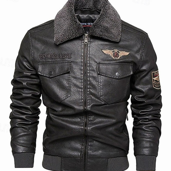 Detalle de cuello sherpa suave y cálido en cazadora aviador hombre de polipiel. Chaqueta de invierno.