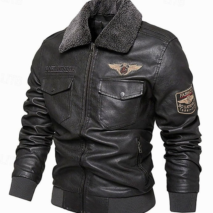 Cazadora hombre estilo aviador con textura de polipiel y cuello grueso sherpa. Ideal para el frío.