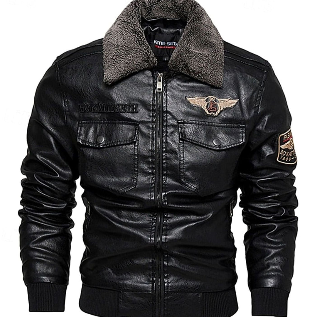 Vista frontal de cazadora bomber hombre negra, cuello sherpa blanco y cremallera. Moda de otoño-invierno.