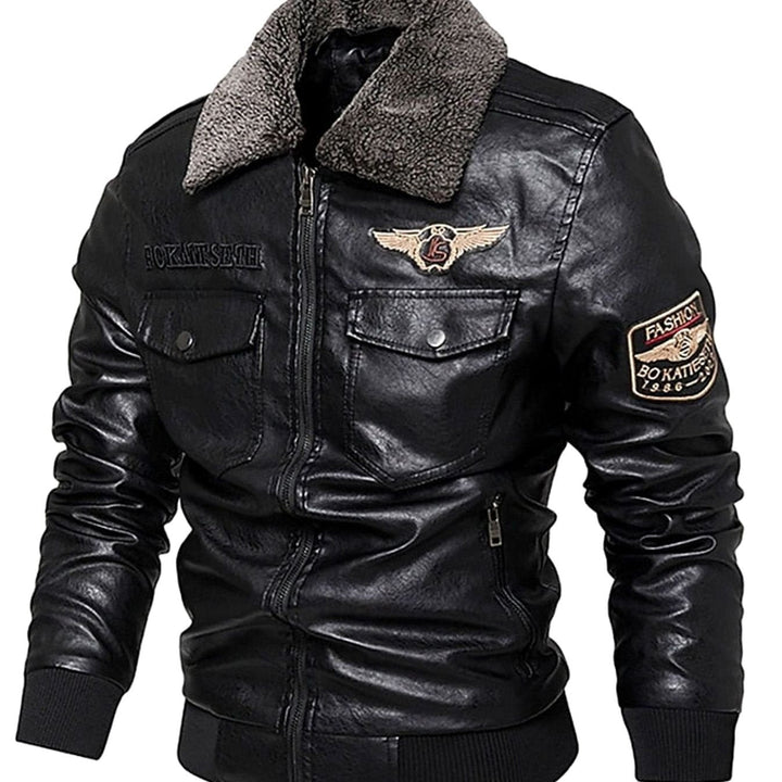 Cazadora aviador hombre moderna con acabado de polipiel y cuello de borrego sintético. Estilo militar casual.