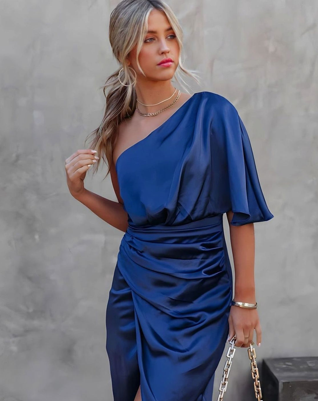 Vestido midi asimétrico de satén, elegante para mujer. Diseño un hombro, ideal para fiesta o cóctel.