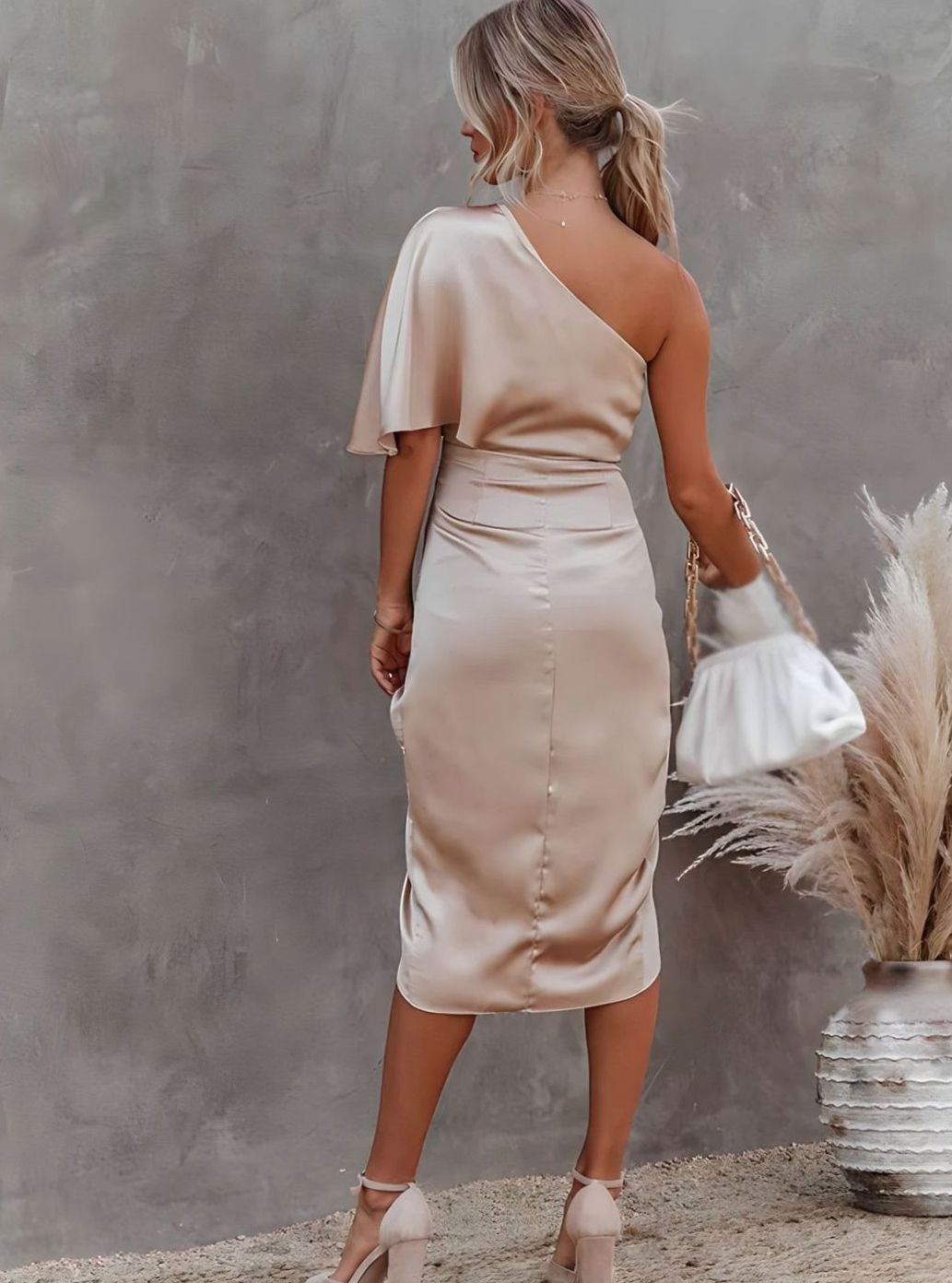 Vestido de satén para mujer, estilo midi asimétrico con un hombro. Ideal para cóctel chic.