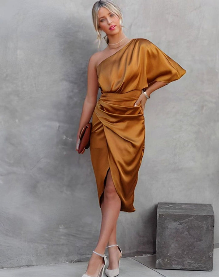 Vestido asimétrico de satén brillante, corte midi un hombro. Para mujer moderna y sofisticada.