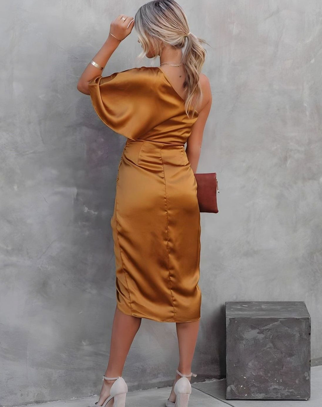 Vestido de noche midi de satén, diseño asimétrico un hombro. Perfecto para invitadas distinguidas.