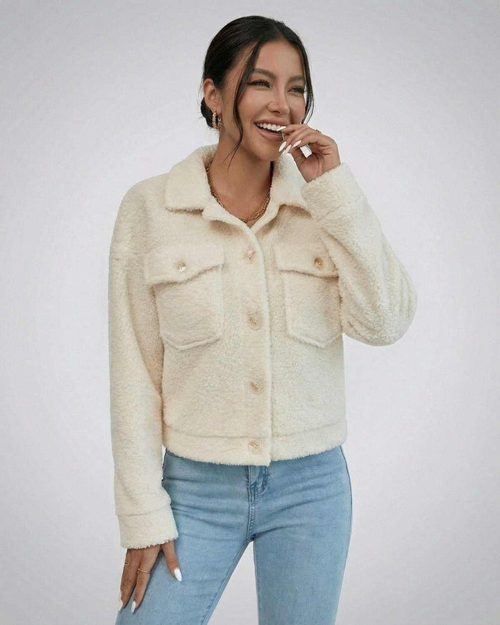 Chaqueta blanca Aspen de tendencia para mujer. Moda de invierno casual con solapa, botones y estilo elegante.