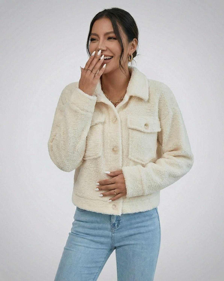 Chaqueta de invierno Aspen blanca para mujer, cálida y elegante. Abrigo casual con botones para moda de invierno.