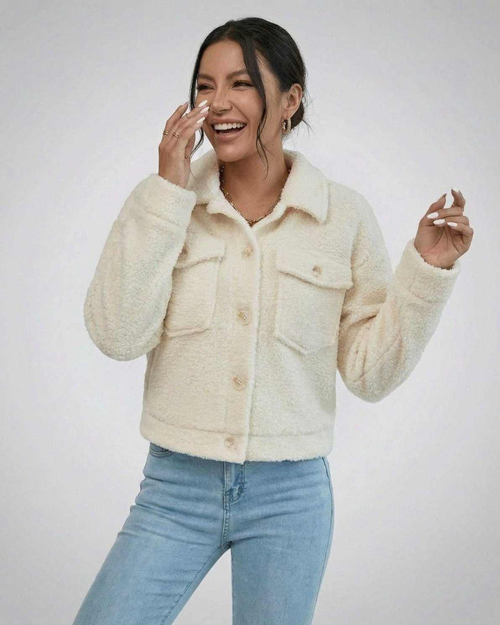Elegante chaqueta blanca Aspen para mujer. Abrigo de moda casual con solapa, botones y calidez para invierno.