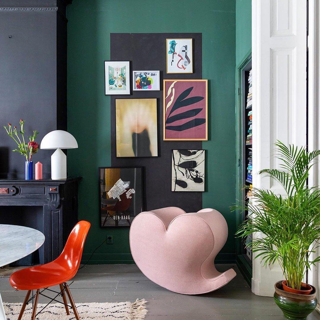 Diseño escultural italiano: Lámpara de mesa Atollo Lunaro de metal, perfecta para decoración moderna.