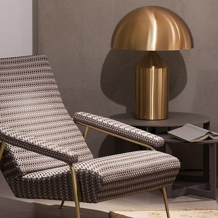 Lámpara de escritorio de metal Atollo Lunaro, estilo contemporáneo, iluminación interior elegante.