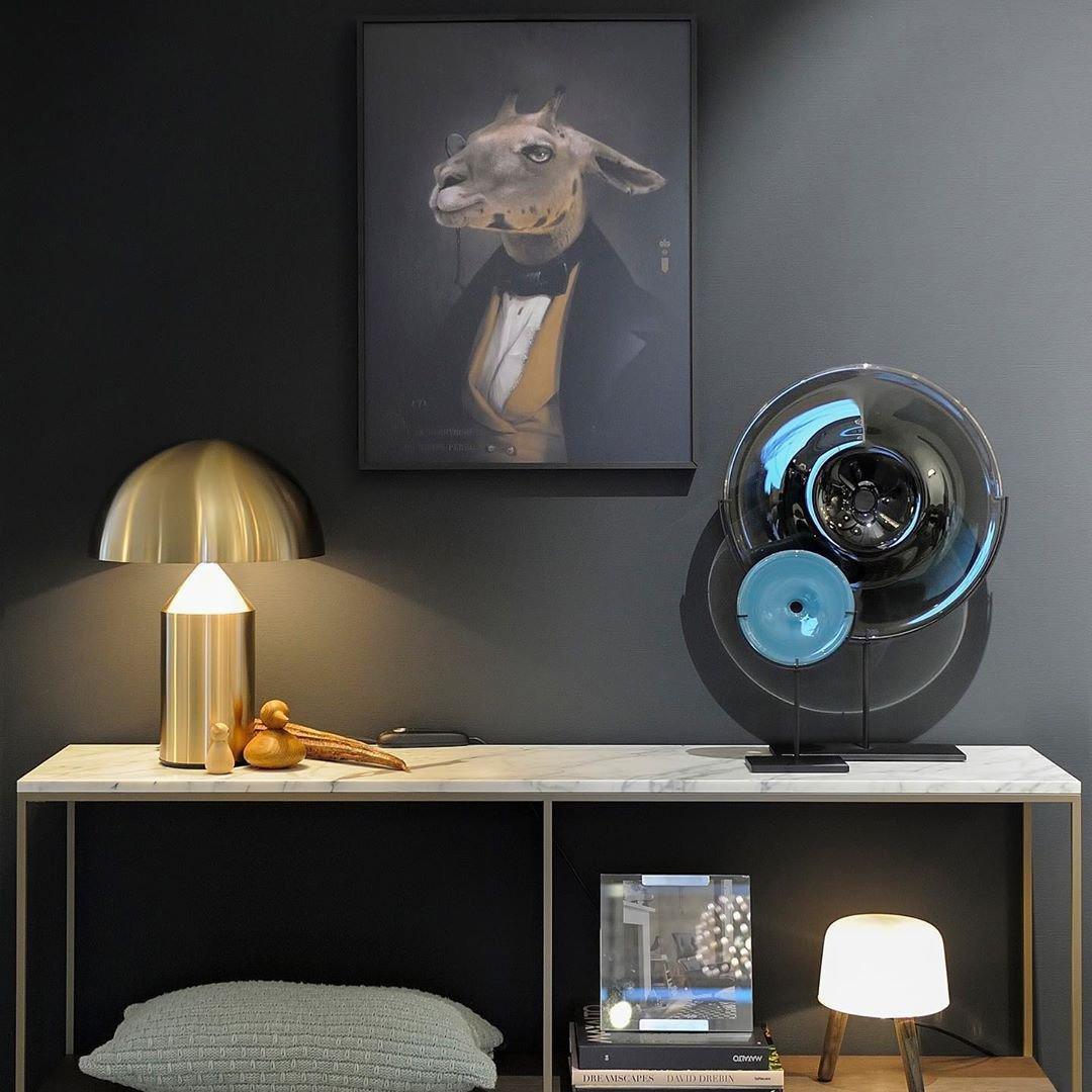 Lámpara Atollo Lunaro, iluminación de mesa de metal, estilo contemporáneo para cualquier espacio.