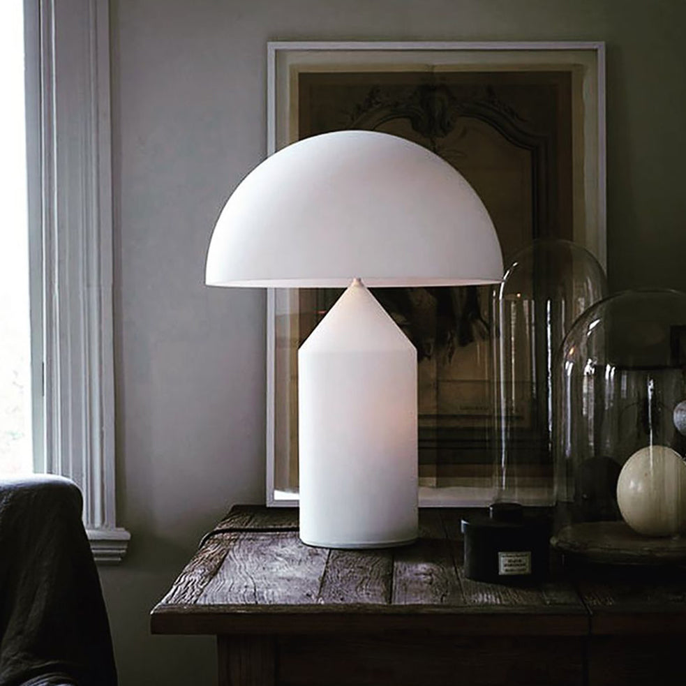 Atollo Lunaro: Lámpara de mesa de metal, diseño italiano moderno, iluminación elegante.