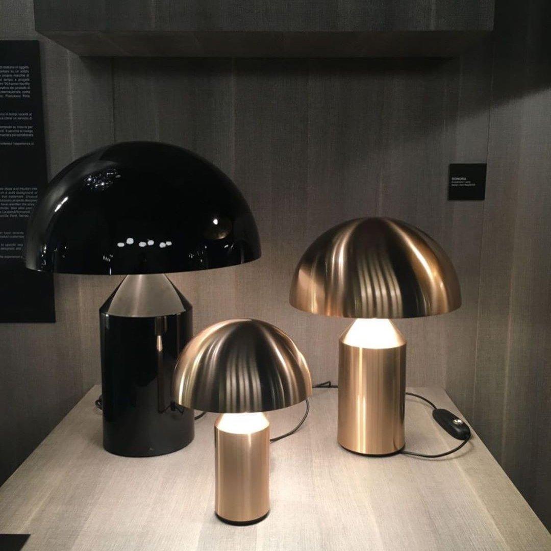 Lámpara de escritorio de metal Atollo Lunaro, diseño italiano contemporáneo, luz interior.