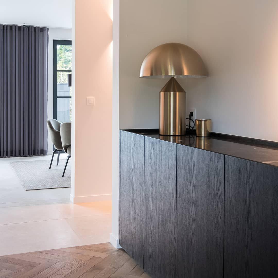 Lámpara interior Atollo Lunaro de metal, diseño italiano, iluminación de mesa moderna.