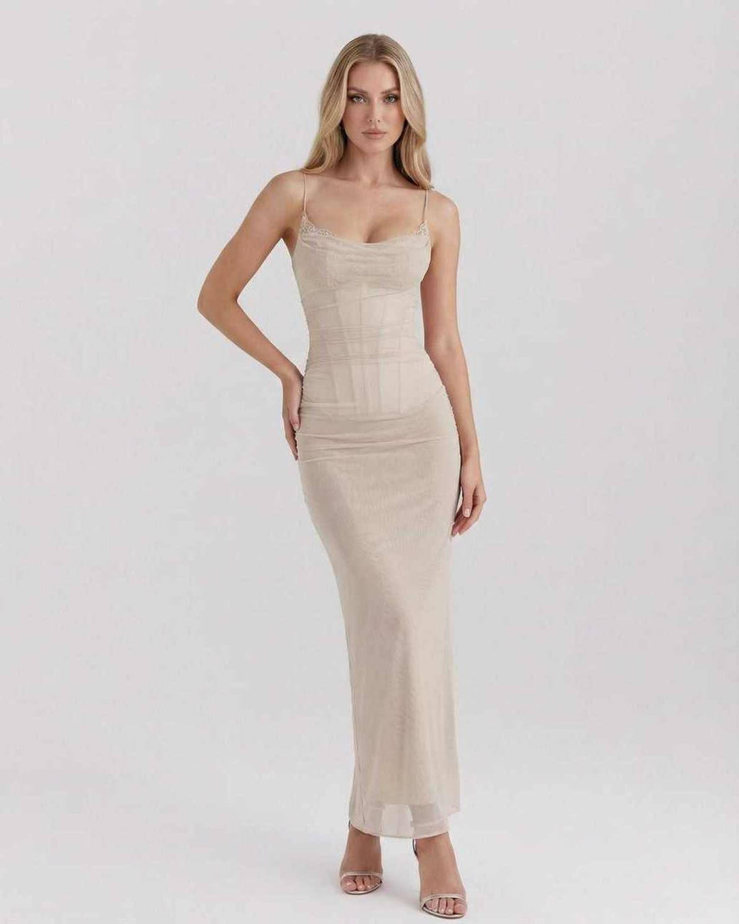 Vestido maxi blanco elegante para mujer, ajuste perfecto, ideal para fiesta o gala de verano.