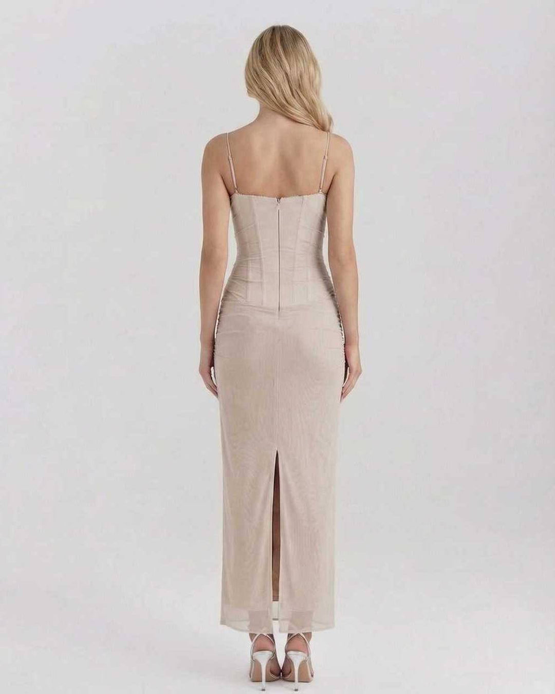 Vestido blanco ajustado de noche para mujer, silueta ceñida y sofisticada, perfecto para eventos formales.