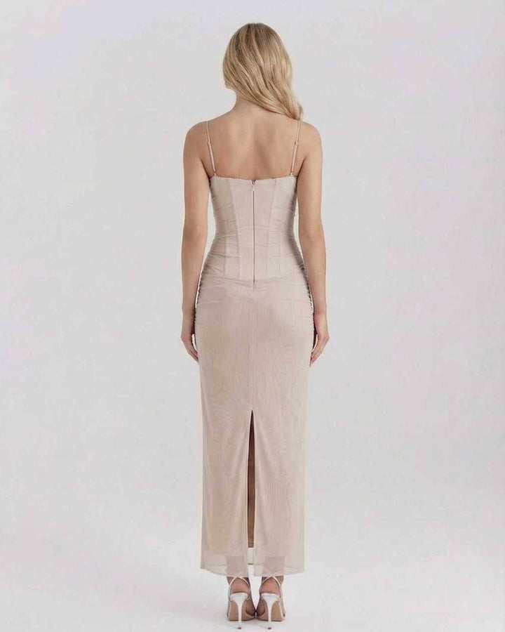 Vestido blanco ajustado de noche para mujer, silueta ceñida y sofisticada, perfecto para eventos formales.