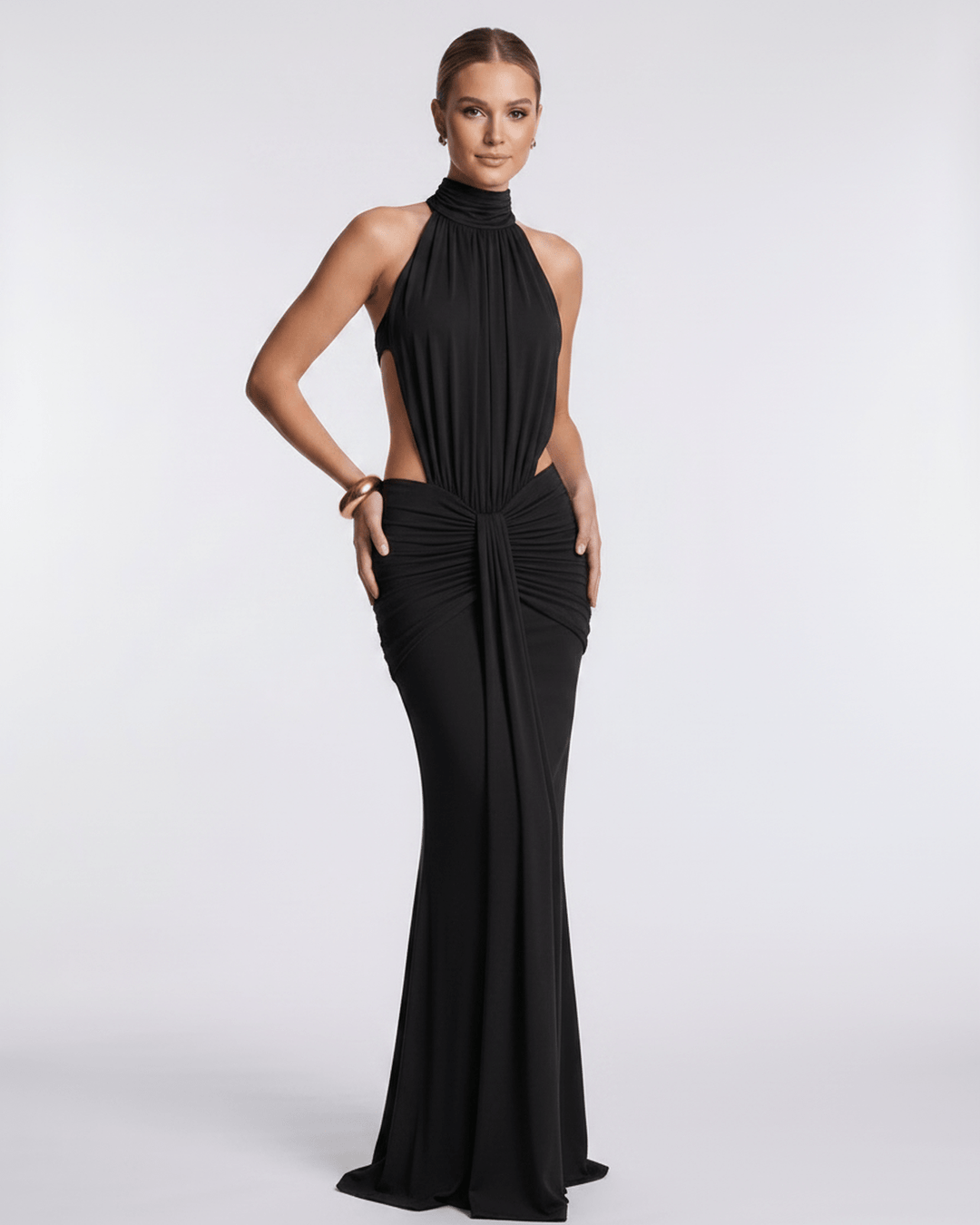 Vestido maxi para ocasiones especiales, con cuello halter y diseño de espalda abierta.