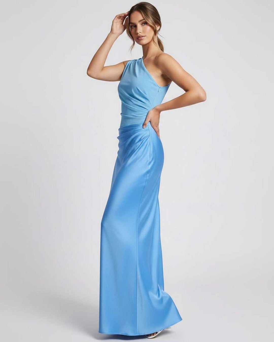 Vestido maxi azul sin mangas con un solo hombro, estilo fluido, perfecto para fiesta y eventos.