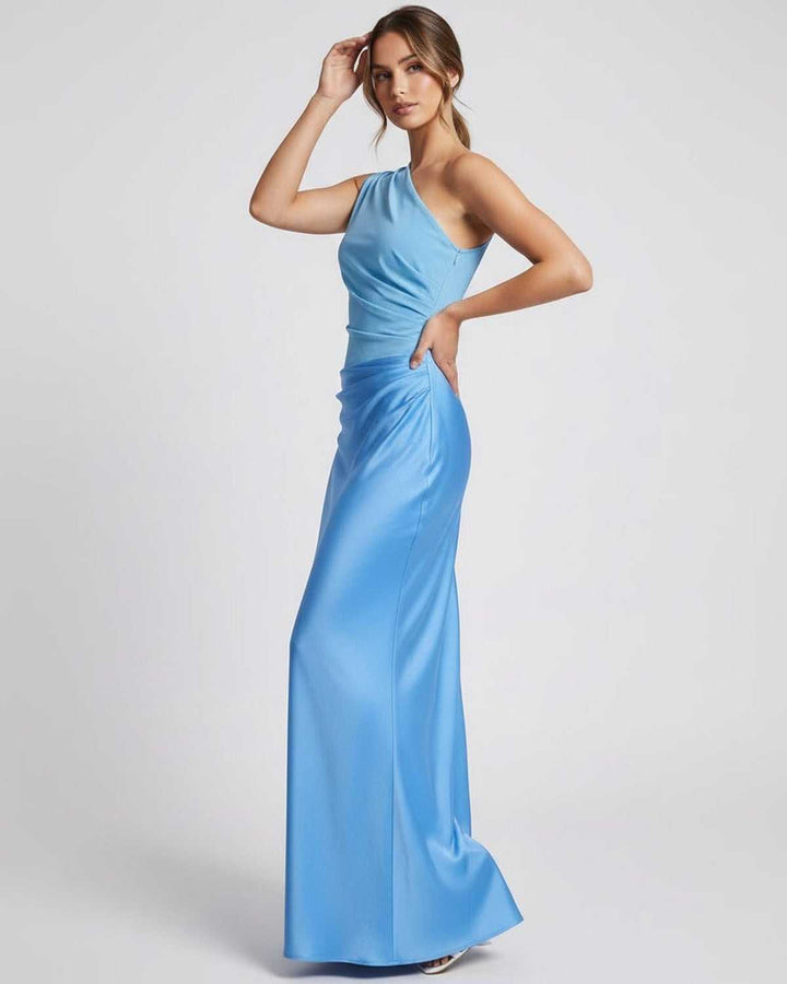 Vestido maxi azul sin mangas con un solo hombro, estilo fluido, perfecto para fiesta y eventos.