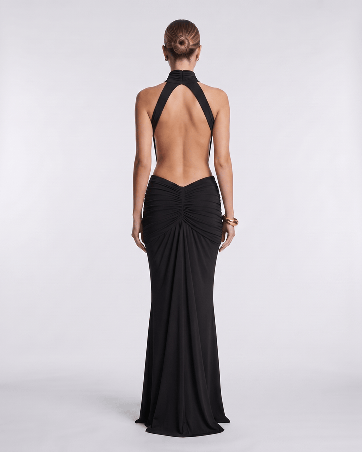 Invitada de boda: vestido largo y elegante con cuello halter y espalda descubierta para fiesta.
