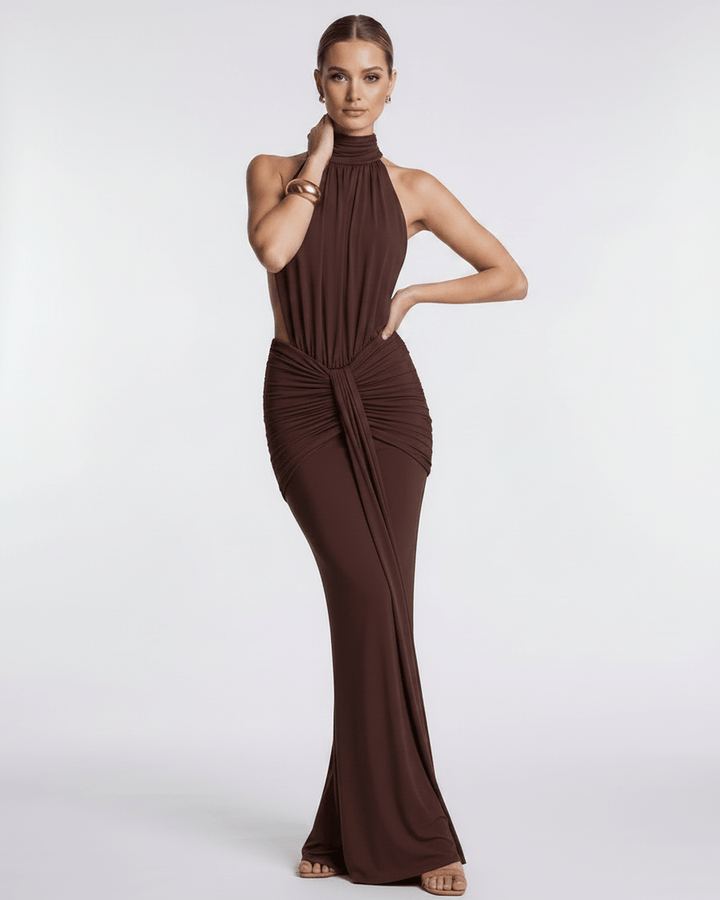 Vestido elegante de noche para mujer, silueta ajustada, cuello halter y espalda descubierta.