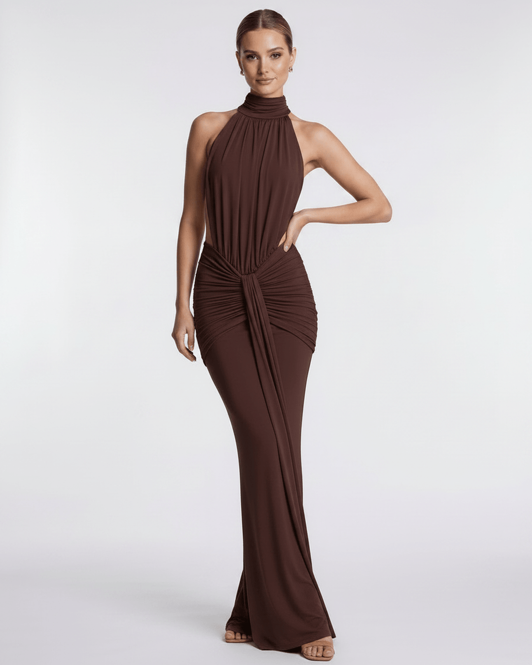 Vestido de fiesta maxi con cuello halter y espalda abierta, perfecto para ocasiones especiales.
