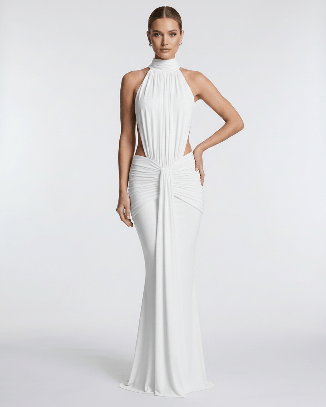 Vestido de noche sofisticado, cuello halter, espalda abierta, diseño maxi y ajustado.
