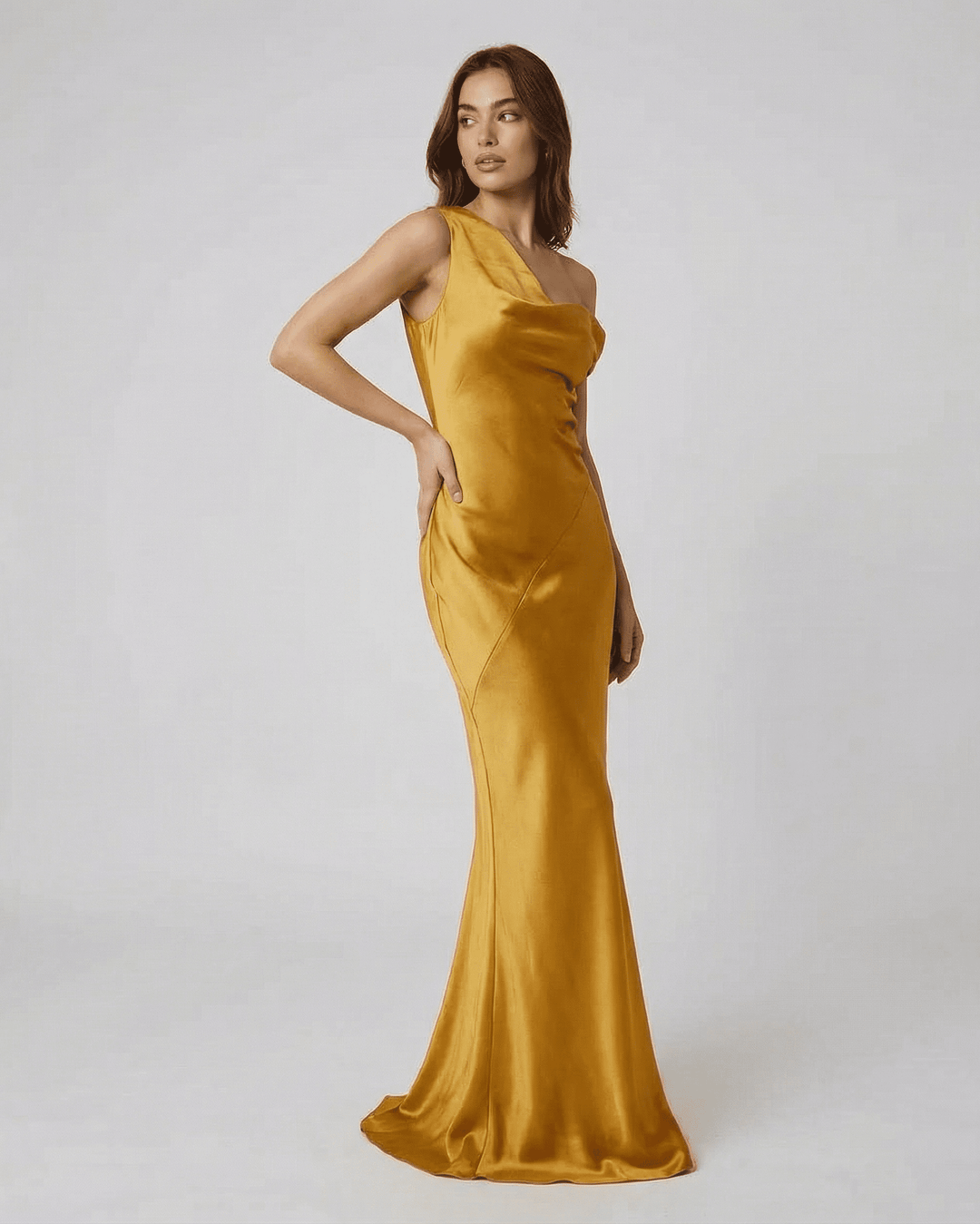 Vestido maxi blanco sofisticado para mujer, con espalda descubierta y cintura alta. Ideal para ocasión formal.