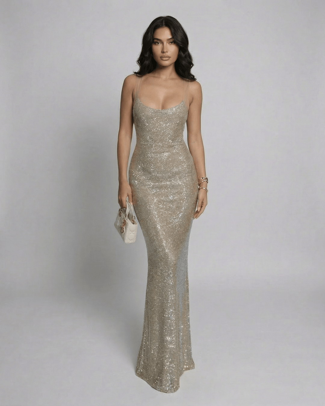 Glamuroso vestido de mujer con lentejuelas, escote en U y espalda abierta. Vestido largo de fiesta brillante.