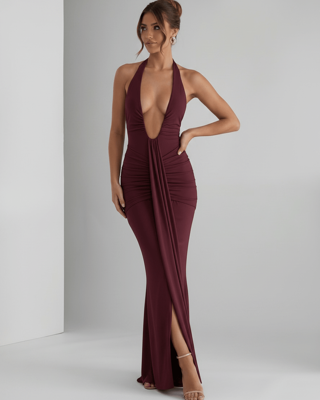 Elegante vestido maxi halter para mujer, ideal para galas y cenas formales.