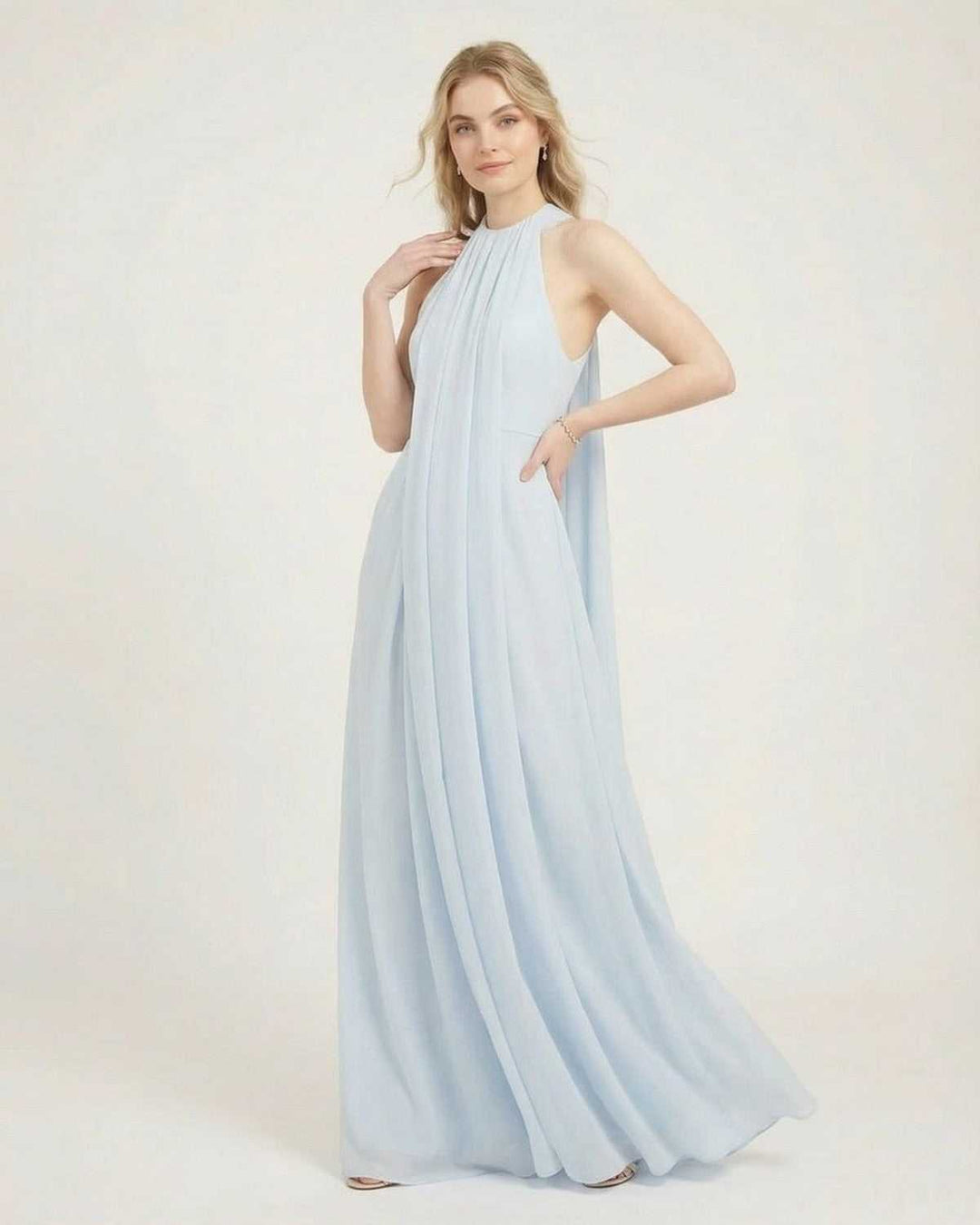 Vestido maxi azul claro fluido para mujer. Confortable y sin mangas, ideal para ocasiones especiales y verano.