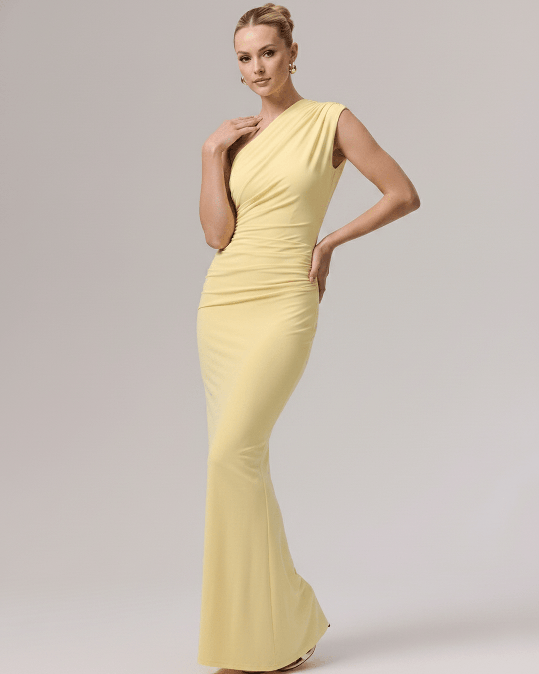 Vestido formal largo con diseño de un hombro, ideal para eventos de noche.