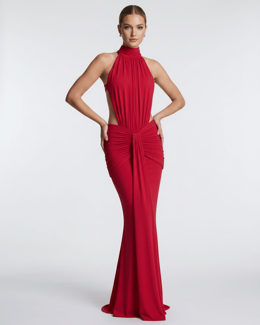 Vestido de noche con cuello halter y espalda abierta, largo, para eventos formales.