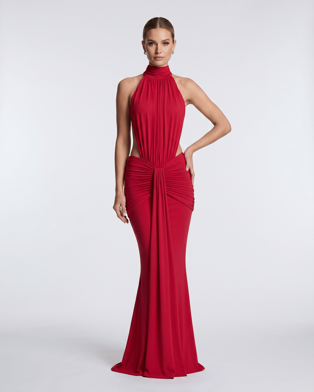Ropa de mujer: vestido de noche largo, elegante, con cuello halter y espalda abierta.