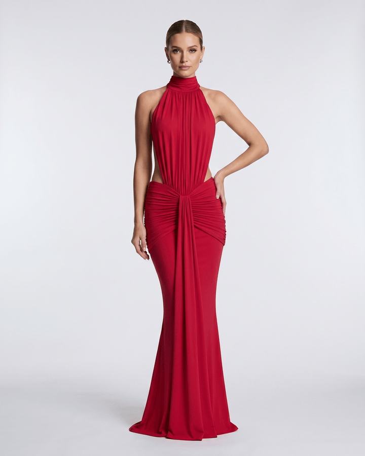 Ropa de mujer: vestido de noche largo, elegante, con cuello halter y espalda abierta.