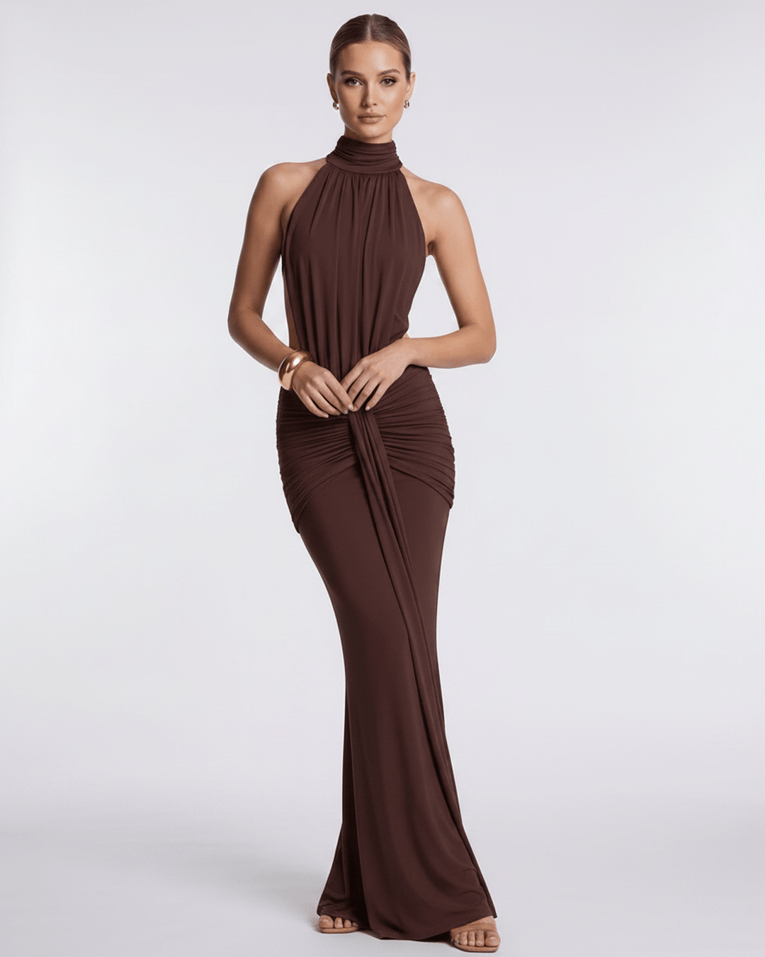 Ropa de mujer: vestido elegante sin mangas, largo, con cuello halter y espalda abierta.