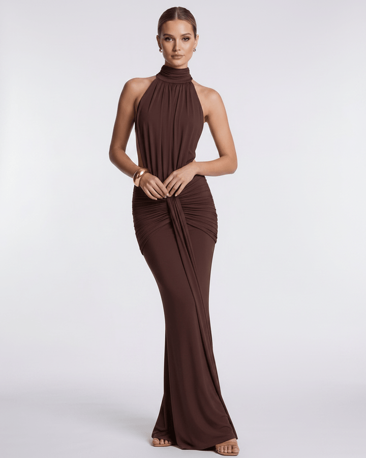 Ropa de mujer: vestido elegante sin mangas, largo, con cuello halter y espalda abierta.