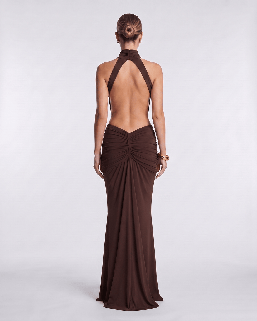 Vestido de noche largo con cuello halter y diseño de espalda descubierta. Elegante.
