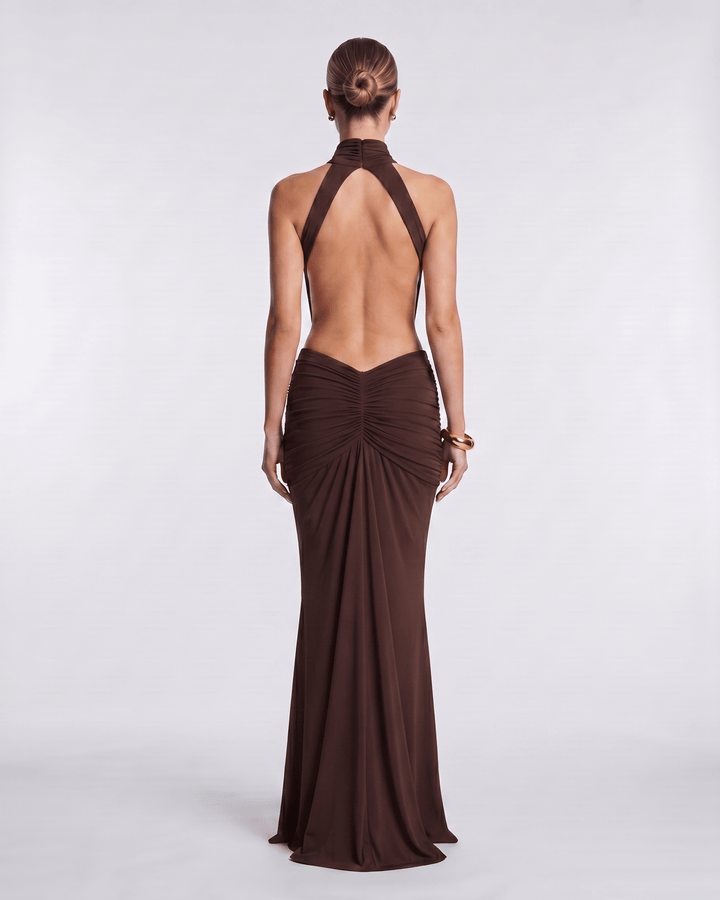Vestido de noche largo con cuello halter y diseño de espalda descubierta. Elegante.