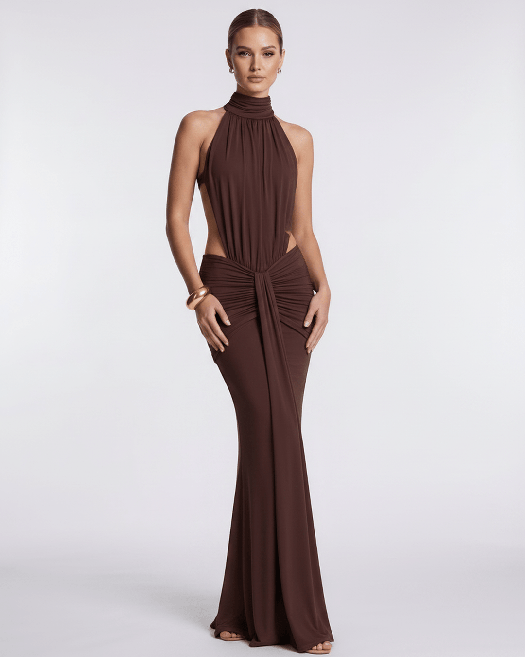 Vestido maxi ajustado para fiesta, cuello halter, espalda abierta, ideal invitada boda.